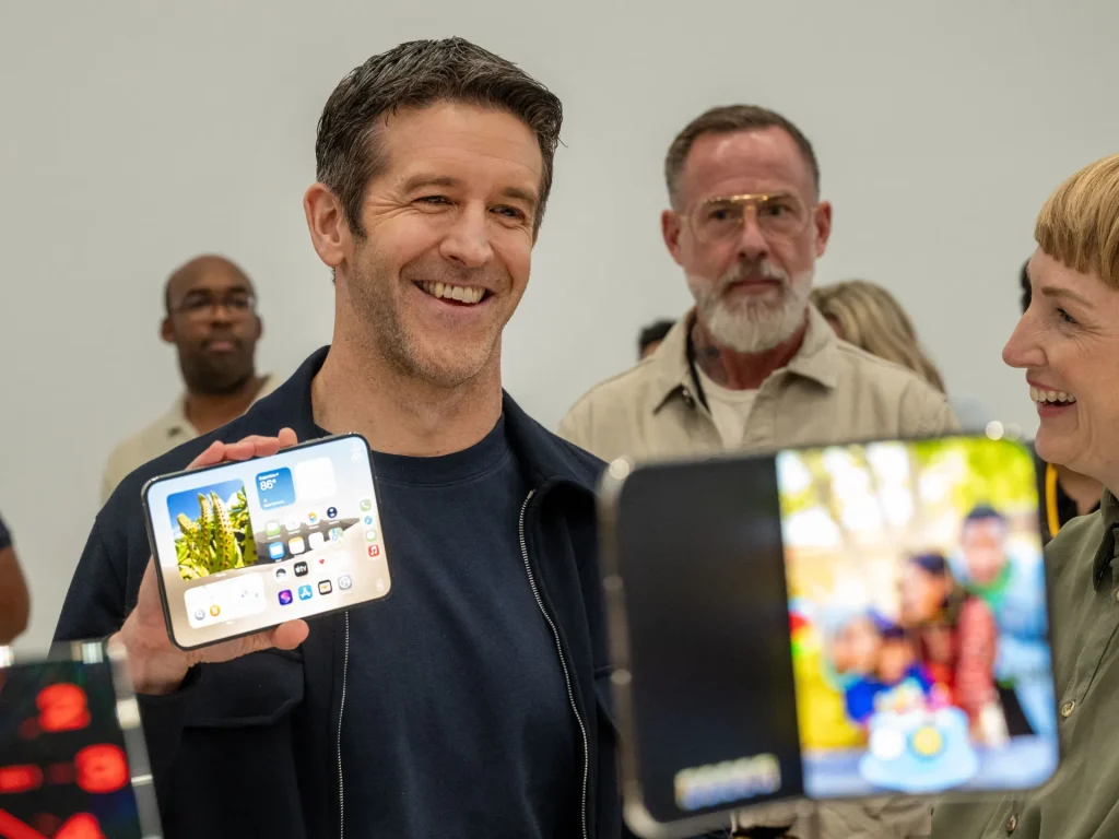 Apple lancia il telefono pieghevole a forma di passaporto da $ 1.999, chiamato Duo