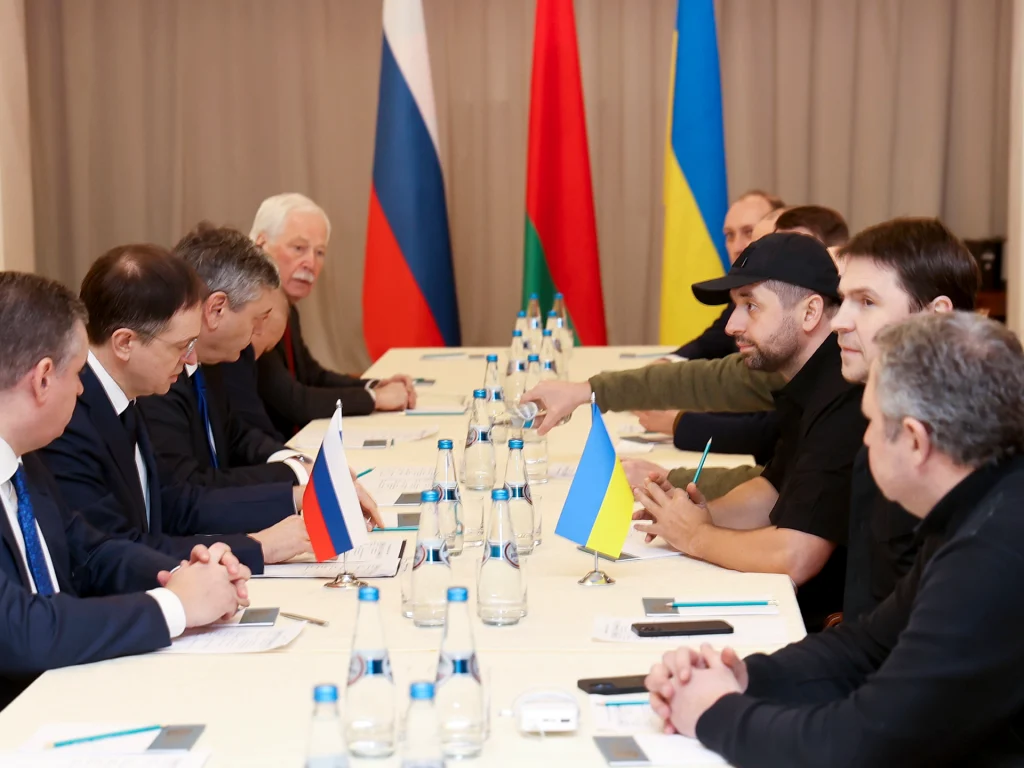 Gli Stati Uniti cercano di rilanciare i colloqui di cessate il fuoco tra Russia e Ucraina dopo che sette persone sono state uccise a Kiev