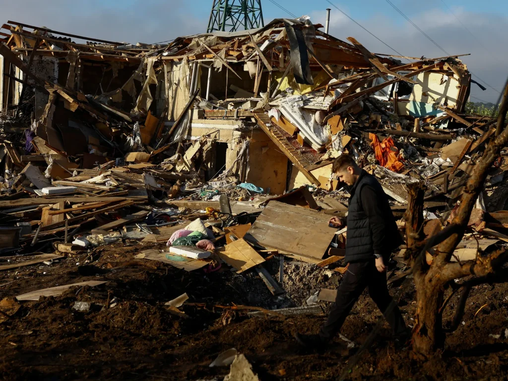 Gli attacchi russi nella regione ucraina di Kiev uccidono quattro persone e prendono di mira la rete elettrica