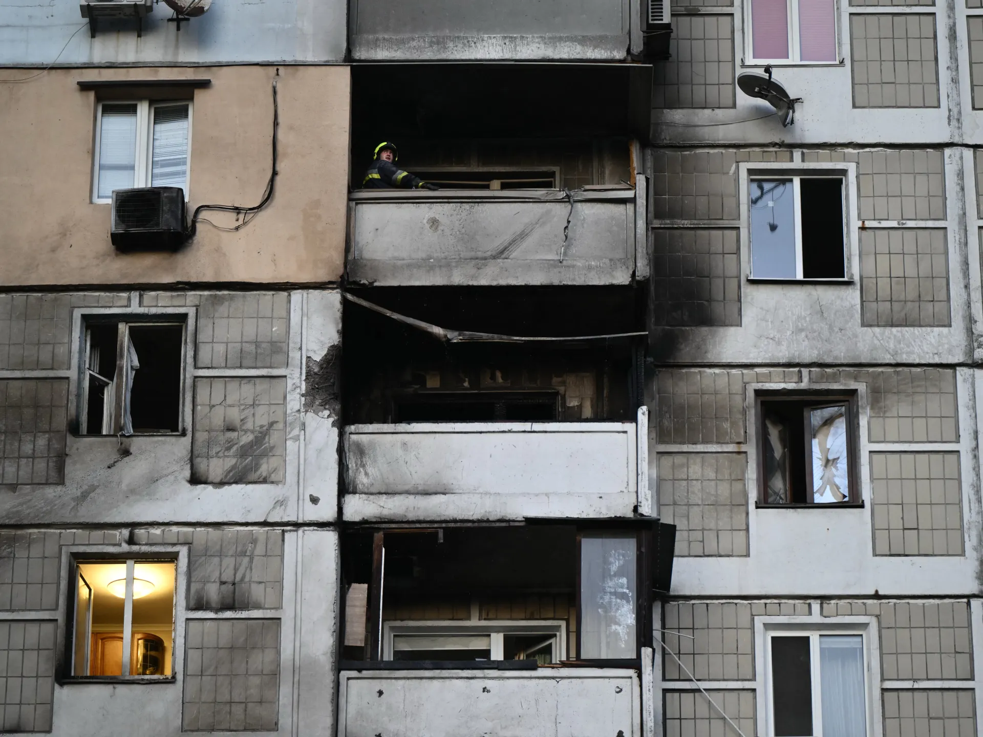 Gli attacchi russi uccidono otto persone e ne feriscono dozzine in tutta l'Ucraina