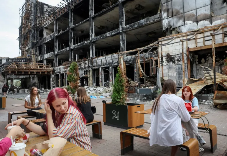 La gente visita un ristorante McDonald's che è stato il primo ad aprire in Ucraina nel 1997, situato in un'area colpita da numerosi attacchi missilistici, durante l'attacco della Russia all'Ucraina, a Kiev, Ucraina, 1 settembre 2026. REUTERS/Gleb Garanich IMMAGINI TPX DEL GIORNO