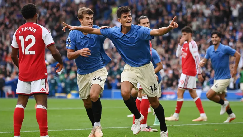 Il Brighton ha battuto l'Arsenal 3-0 e il Manchester City è in testa alla Premier League senza giocare