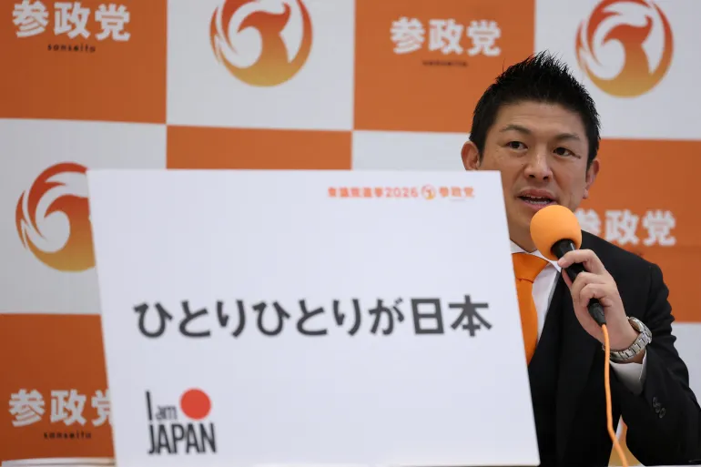 Il leader del partito di estrema destra giapponese Sanseito, Sohei Kamiya, mostra la promessa elettorale del suo partito durante una conferenza stampa dopo che il primo ministro giapponese Sanae Takaichi ha sciolto la camera bassa del parlamento, a Tokyo, il 23 gennaio 2026