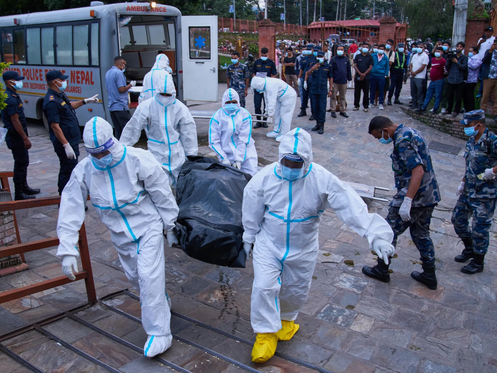 Inondazioni in Nepal: come funziona l'identificazione del DNA dei corpi
