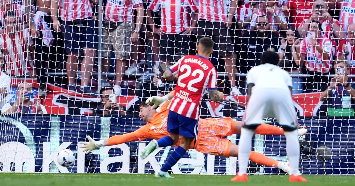 L'Atletico Madrid batte 2-1 il Real Madrid in dieci nell'esuberante derby della Liga