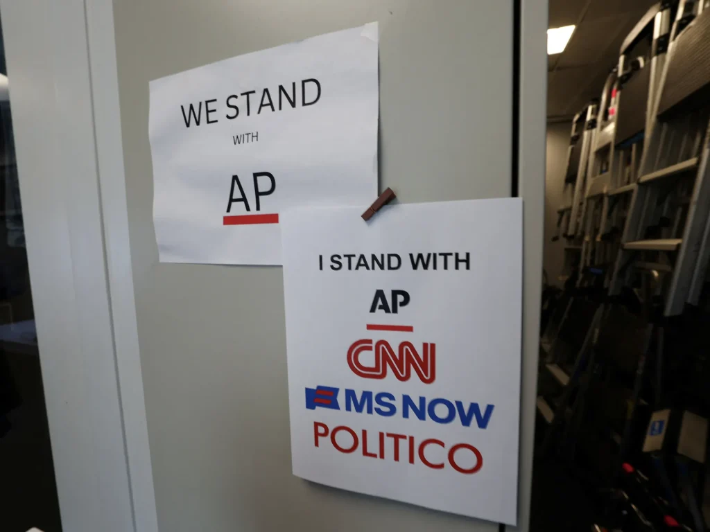 La Casa Bianca ripristina l'accesso a CNN, MS NOW e Politico dopo ore di caos