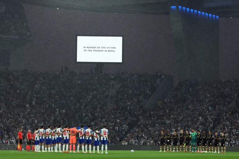 I giocatori osservano un minuto di silenzio in memoria delle vittime della tragedia in Nepal prima della partita di calcio del primo turno della UEFA Champions League tra FC Porto e Manchester City allo stadio Dragao di Porto l'8 settembre 2026. (Foto di Patricia de Melo Moreira / AFP)