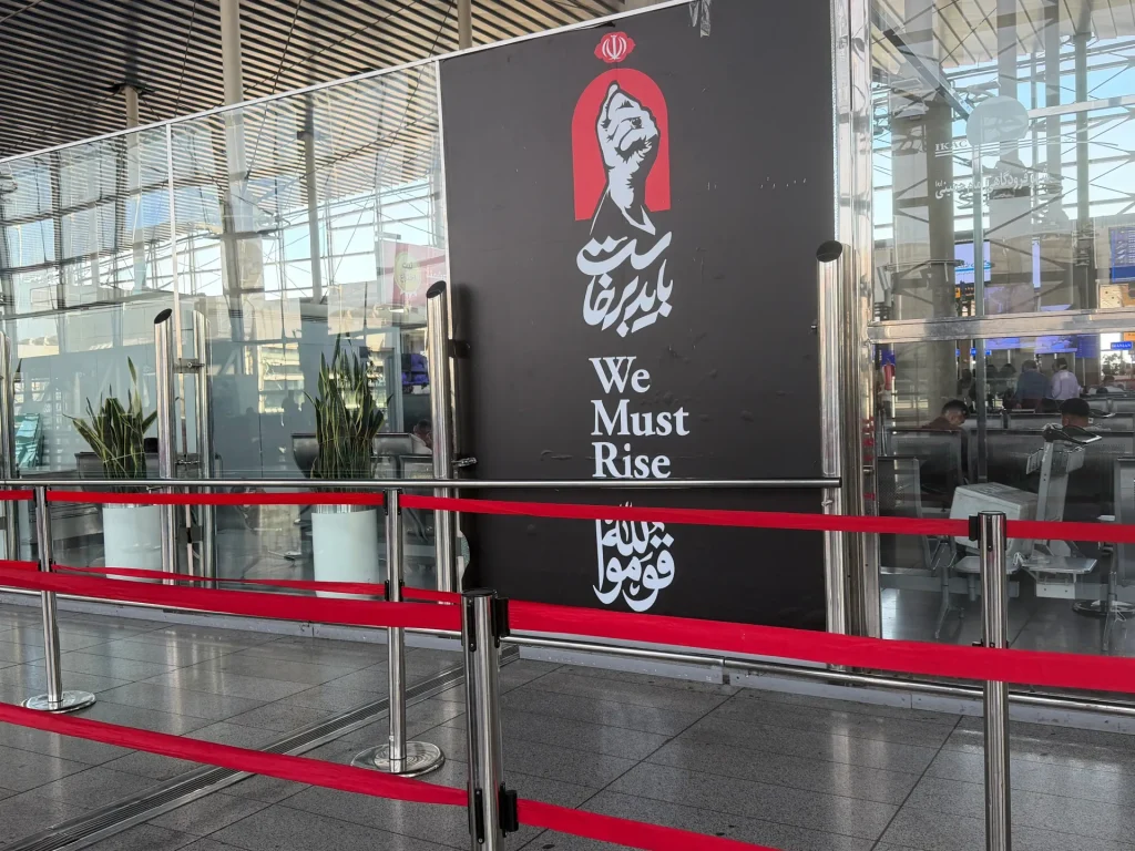 Le sanzioni statunitensi sull’aviazione interrompono i voli iraniani e spingono i viaggiatori via terra