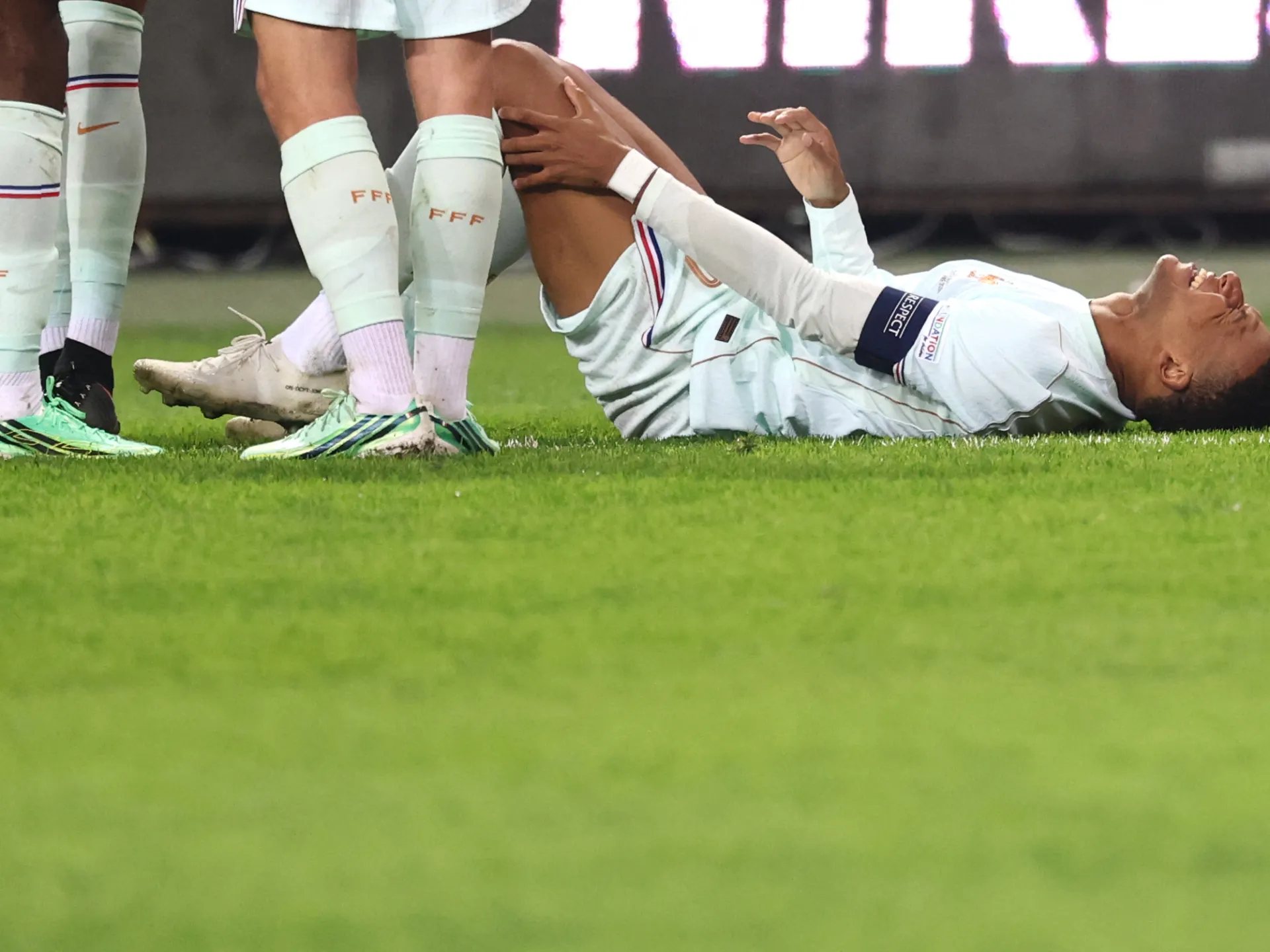 L'infortunio al ginocchio di Kylian Mbappe lo terrà fuori per due settimane