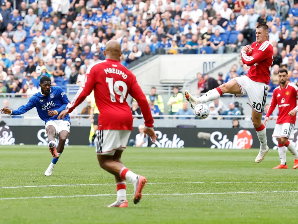 Maitland-Niles stordisce il Manchester United mentre l'Everton conquista l'ultimo disperato punto