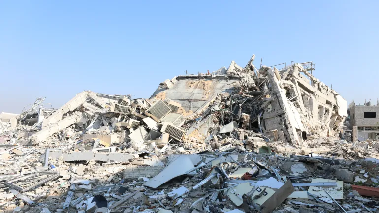 UCAS Technology Incubator, uno degli incubatori più importanti dell'University College of Applied Sciences di Gaza, dopo la sua distruzione durante la guerra, come parte degli ingenti danni alle istituzioni e alla struttura del settore tecnologico e della digitalizzazione nella Striscia [Iyad Al-Qatrawi/Oltre La Linea]