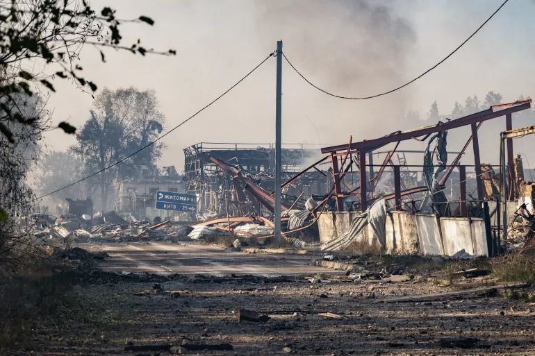 Il fumo si alza dagli edifici danneggiati nel luogo di un attacco aereo russo nella regione di Kiev il 29 agosto 2026