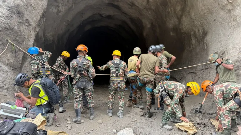 I soldati dell'esercito nepalese lavorano durante un'operazione di ricerca e salvataggio all'esterno di un tunnel vicino ai siti del progetto idroelettrico, a seguito di inondazioni improvvise e smottamenti mortali, nel distretto di Rasuwa, Nepal, in questo documento ottenuto da Reuters il 1 settembre 2026. Nepal Army/Handout tramite REUTERS QUESTA IMMAGINE È STATA FORNITA DA TERZE PARTI. CREDITO OBBLIGATORIO. NESSUNA RIVENDITA. NESSUN ARCHIVIO.