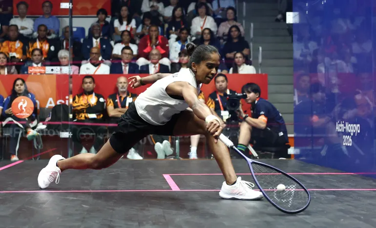 Giochi Asiatici - Aichi-Nagoya 2026 - Squash - Takeda Teva Ocean Arena, Nagoya, Giappone - 27 settembre 2026 Sivasangari Subramaniam della Malesia in azione durante la partita per la medaglia d'oro delle donne singole contro Anahat Singh REUTERS/Chalinee Thirasupa dell'India