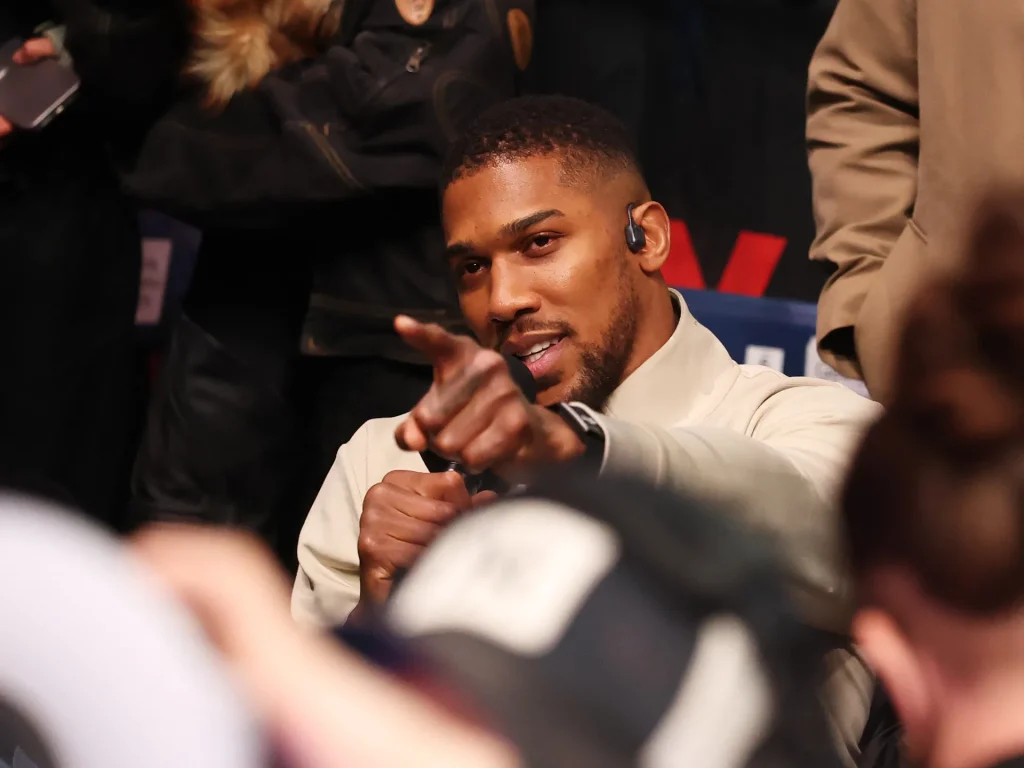 Tyson Fury affronterà il rivale britannico Anthony Joshua a Cardiff l'11 dicembre