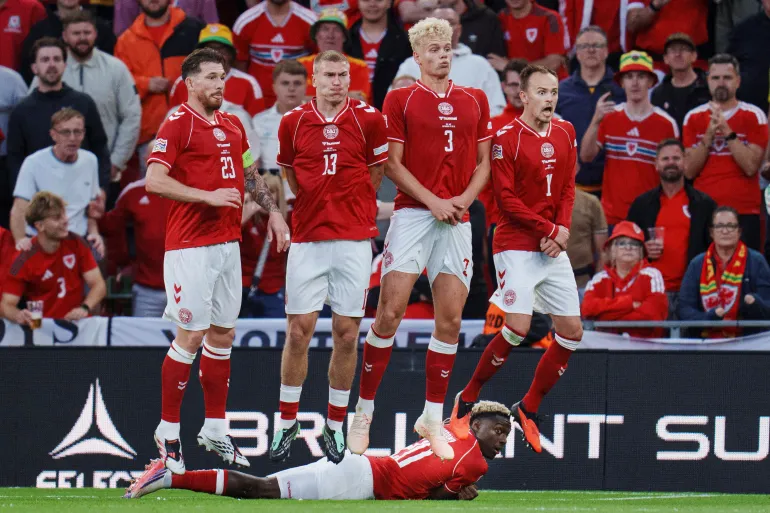 Calcio Calcio - Nations League - Gruppo A4 - Danimarca v Galles - Parken, Copenhagen, Danimarca - 27 settembre 2026 Pierre-Emile Hoejbjerg, Rasmus Kristensen, Oliver Provstgaard, Mikkel Damsgaard e Mohamed Daramy difendono un calcio di punizione Liselotte Sabroe/Ritzau Scanpix via REUTERS ATTENZIONE REDATTORI - QUESTA IMMAGINE È STATA FORNITA DA UN TERZO FESTA. DANIMARCA FUORI. NESSUNA VENDITA COMMERCIALE O EDITORIALE IN DANIMARCA.