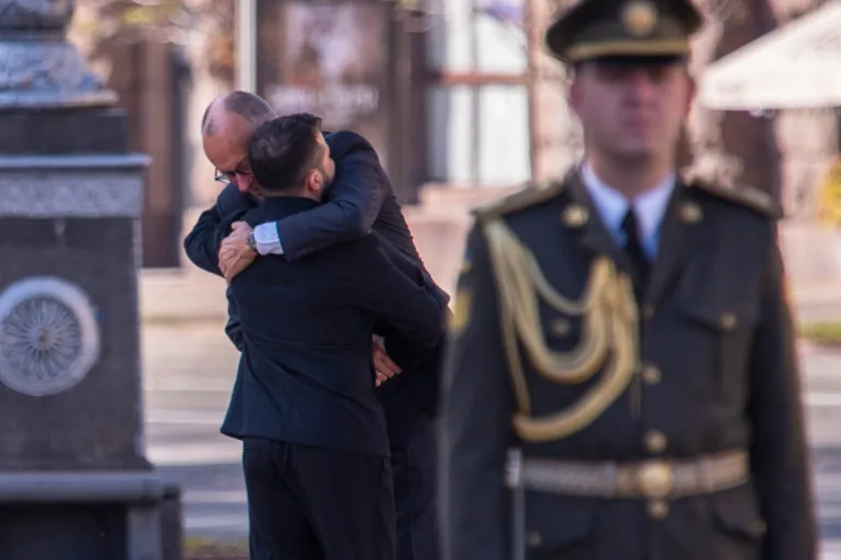 Il presidente ucraino Volodymyr Zelenskyy incontra il cancelliere tedesco Friedrich Merz prima di una cerimonia commemorativa presso il memoriale dei soldati ucraini caduti in Piazza Indipendenza a Kiev, Ucraina, domenica 4 ottobre 2026. (AP Photo/Dan Bashakov)