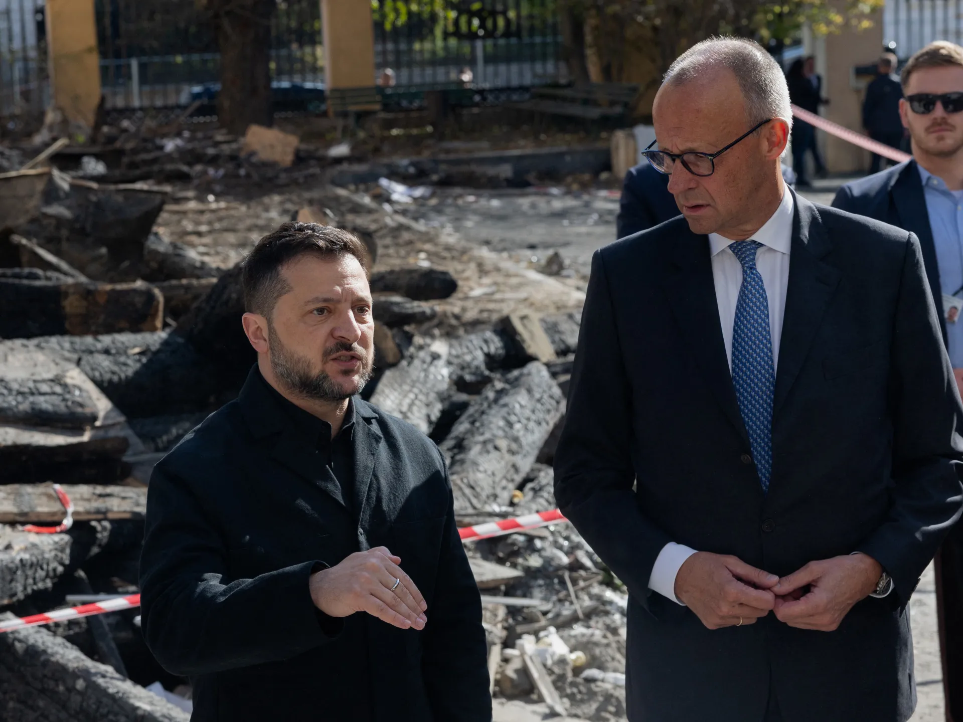 La Russia colpisce il ponte di Kiev mentre il tedesco Merz visita la capitale dell'Ucraina