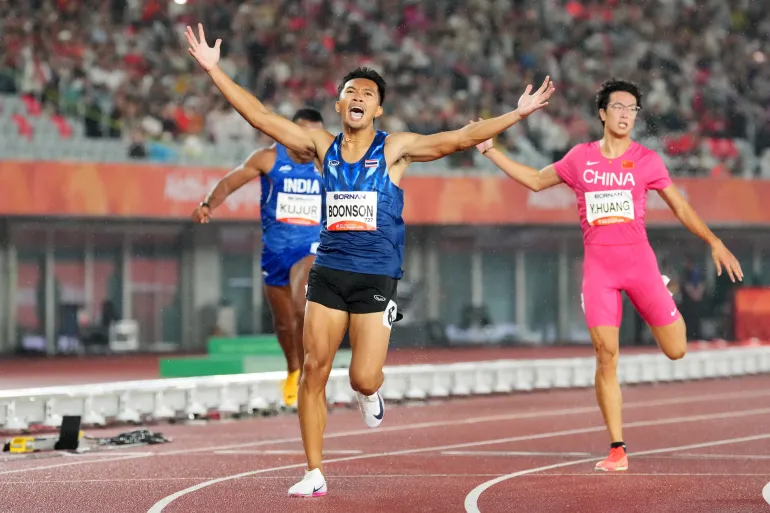 NAGOYA, GIAPPONE - 27 SETTEMBRE: Puripol Boonson della Thailandia festeggia la vittoria della medaglia d'oro con il nuovo record asiatico dopo aver gareggiato nella finale di atletica leggera maschile di 200 metri l'ottavo giorno dei 20 Giochi Asiatici Aichi-Nagoya allo stadio atletico Mizuho Park di Nagoya City il 27 settembre 2026 a Nagoya, Aichi, Giappone. (Foto di Toru Hanai/Getty Images)