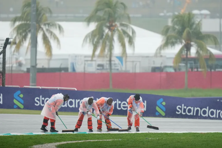 I commissari puliscono la pista prima dell'inizio del Gran Premio del Bahrain a Sepang, Malesia, domenica 4 ottobre 2026. (AP Photo/Aijaz Rahi)
