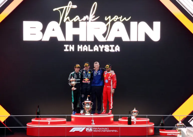 Formula uno F1 - Gran Premio del Bahrain - Circuito Internazionale di Sepang, Sepang, Malesia - 4 ottobre 2026 Max Verstappen della Red Bull festeggia sul podio dopo aver vinto il Gran Premio del Bahrein insieme al secondo classificato della Mercedes Andrea Kimi Antonelli e al terzo classificato della Ferrari Lewis Hamilton REUTERS/Hasnoor Hussain
