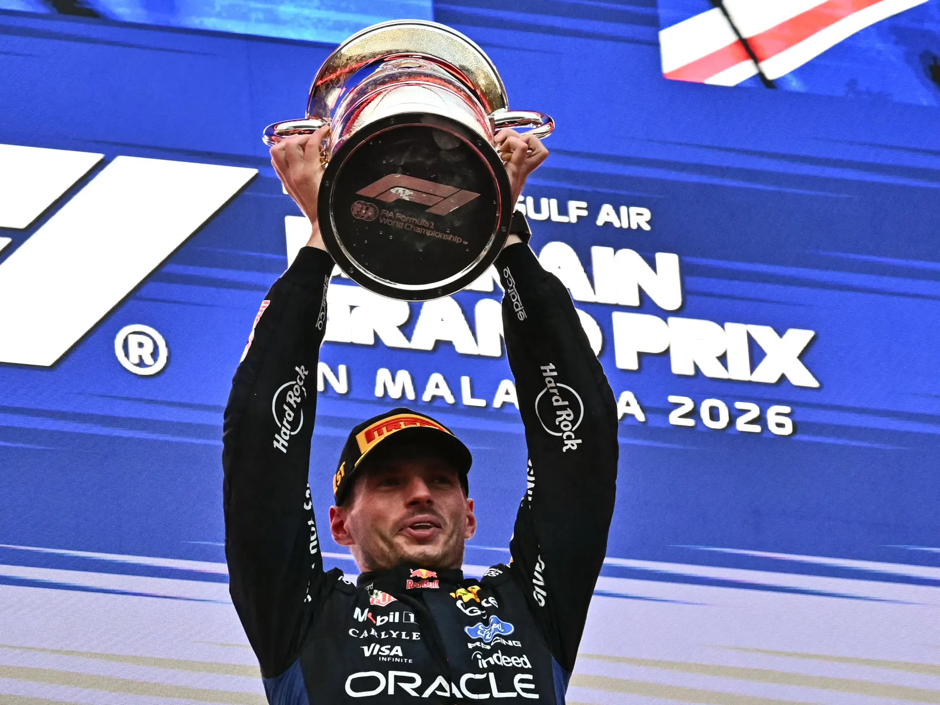 Verstappen della Red Bull vince la gara di F1 del GP del Bahrain ritardata dalla pioggia a Sepang