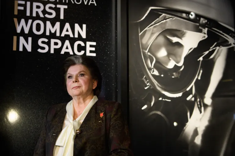 LONDRA, INGHILTERRA - 15 MARZO: La cosmonauta russa in pensione Valentina Tereshkova, posa per fotografie in vista di un evento al Museo della Scienza il 15 marzo 2017 a Londra, Inghilterra. Nel 1963, Valentina Tereshkova fu la prima donna a viaggiare nello spazio, a bordo del razzo Vostok 6. L'evento si è tenuto per onorare i suoi successi nella storia e i contributi alla scienza. (Foto di Leon Neal/Getty Images)
