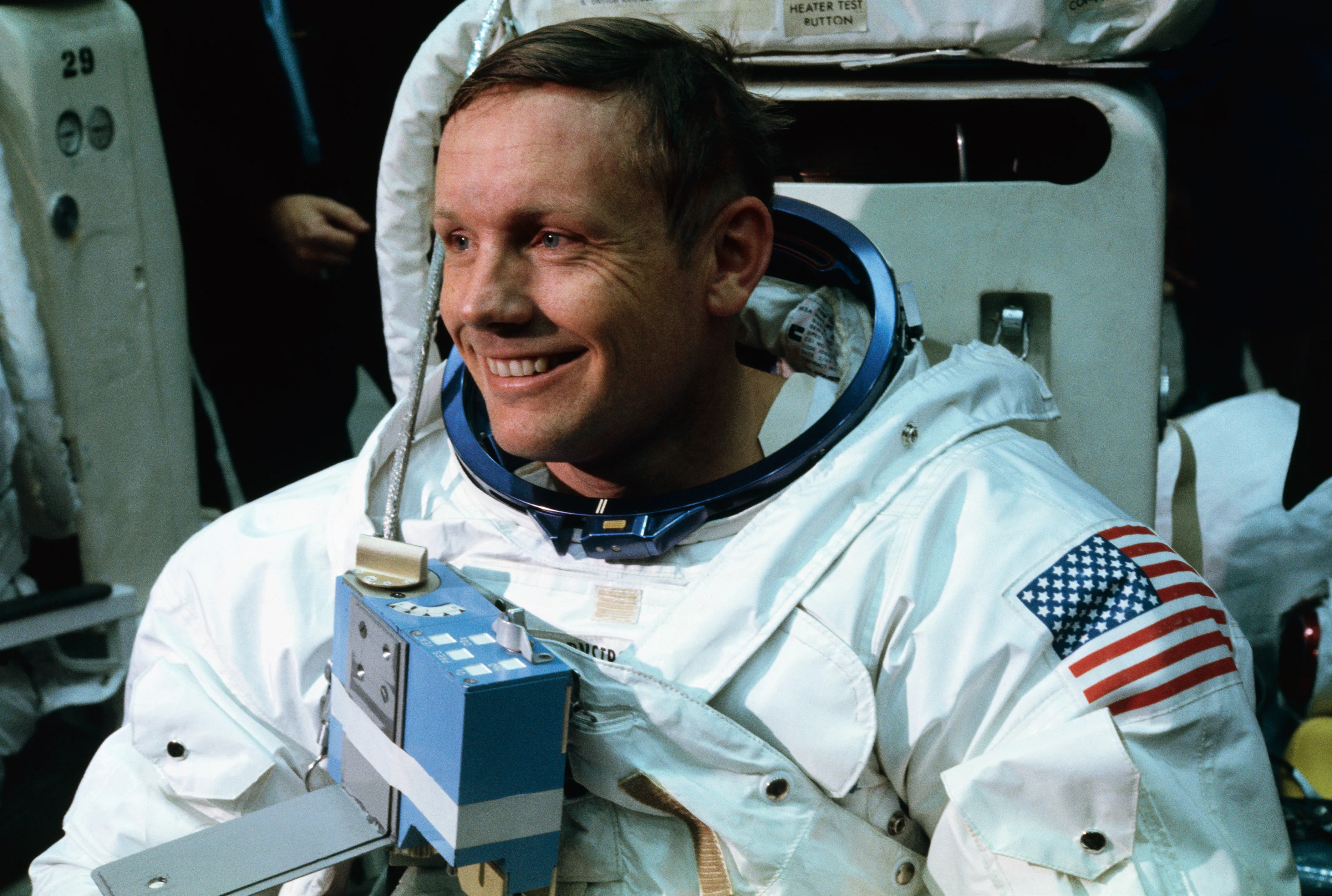 L'astronauta Neil A. Armstrong, in addestramento per la prevista missione di atterraggio sulla Luna dell'Apollo 11, si sta preparando per la prima prova generale completa delle attività che dovrà svolgere durante il previsto atterraggio sulla Luna. [Getty Images]