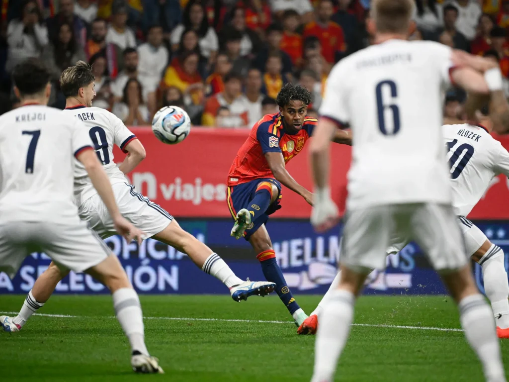 Yamal segna un gol straordinario nella vittoria per 3-1 della Spagna nella Nations League contro la Repubblica ceca
