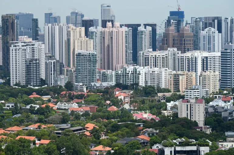 Una vista generale mostra i grattacieli residenziali pubblici e privati a Singapore il 27 febbraio 2026