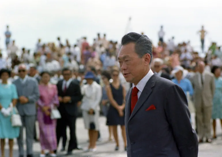 Il primo ministro Lee Kuan Yew viene accolto ad un ricevimento a Singapore nel 1972