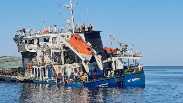 La nave “Royad Mammadov” danneggiata da un incendio nel Mar Nero dopo che un incendio a bordo della nave fuori dalle acque territoriali della Romania ha causato la morte di due persone e ha richiesto un'operazione di salvataggio