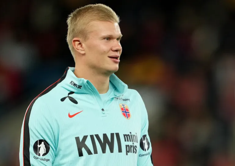 OSLO, NORVEGIA - 27 SETTEMBRE: Erling Haaland della Norvegia guarda durante il riscaldamento prima della partita della fase a gironi della UEFA Nations League 2026/27 tra Norvegia e Portogallo all'Ullevaal Stadion il 27 settembre 2026 a Oslo, Norvegia. (Foto di Marius Nordnes / Nordnes Foto/Getty Images)