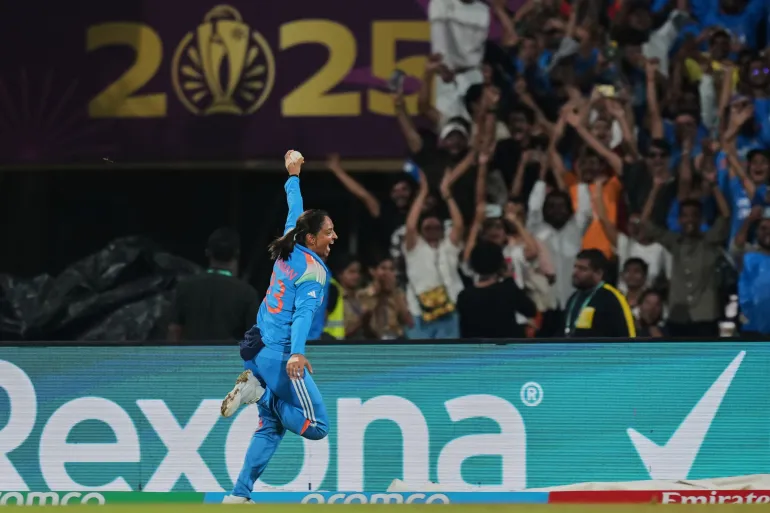 Il capitano indiano Harmanpreet Kaur festeggia dopo aver vinto la finale della Coppa del mondo di cricket femminile ICC contro il Sudafrica a Navi Mumbai, India, domenica 2 novembre 2025. (AP Photo/Rafiq Maqbool)