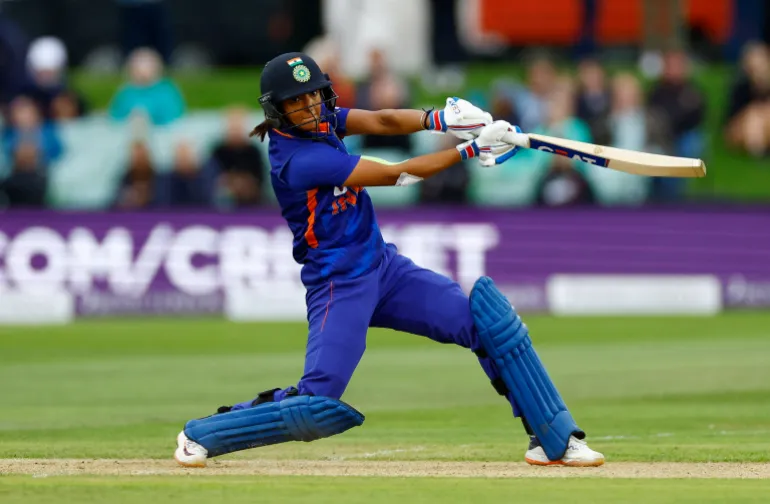Cricket - Women's One Day International Series - Inghilterra v India - The Spitfire Ground St Lawrence, Canterbury, Gran Bretagna - 21 settembre 2022 Harmanpreet Kaur dell'India colpisce sei Action Images tramite Reuters/Andrew Boyers
