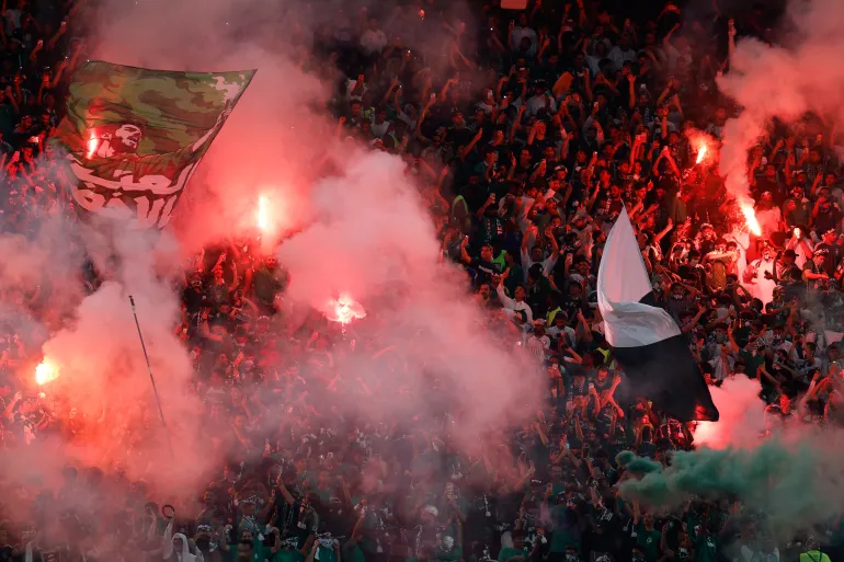 Calcio Calcio - Coppa del Golfo - finale - Arabia Saudita contro Emirati Arabi Uniti - King Abdullah Sports City Stadium, Jeddah, Arabia Saudita - 6 ottobre 2026 i tifosi dell'Arabia Saudita festeggiano con razzi dopo aver vinto la Coppa del Golfo