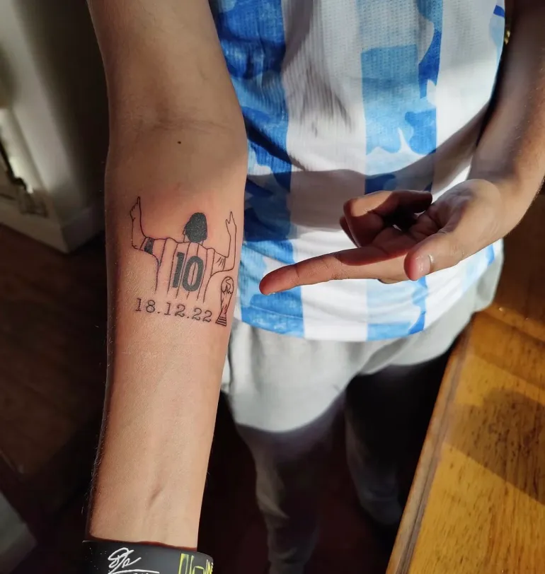 Sagar Shinde, un fervente tifoso dell'Argentina, si è tatuato il momento della vittoria della Coppa del Mondo FIFA 2022 di Messi sull'avambraccio [Courtesy of Sagar Shinde]