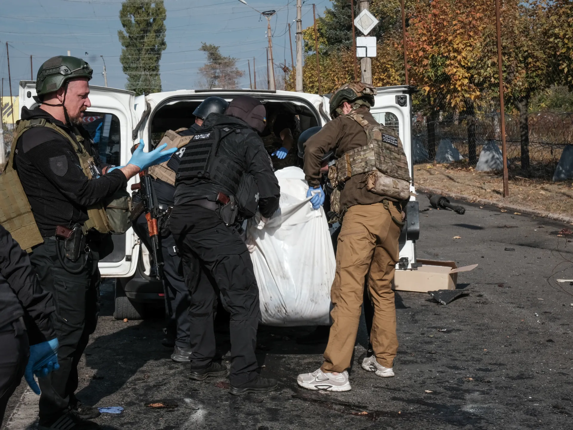 Altri morti a Kramatorsk mentre la Russia prende di mira il sistema di trasporti ucraino