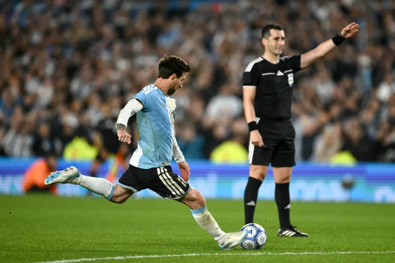 L'attaccante argentino n. 10 Lionel Messi calcia un calcio di punizione durante l'amichevole internazionale tra Argentina e Benin allo stadio Mas Monumental di Buenos Aires il 6 ottobre 2026. (Foto di Luis ROBAYO / AFP)