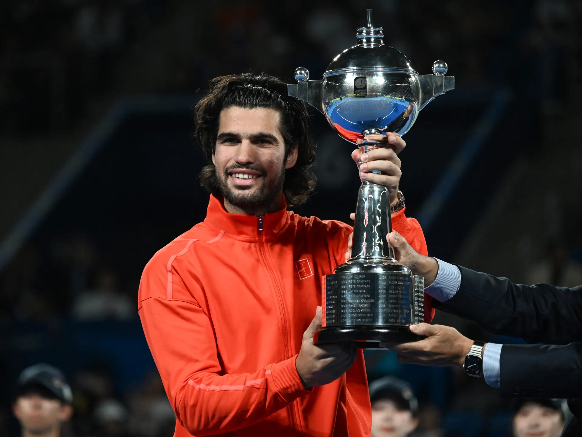 Djokovic vince il China Open dopo il ritiro di de Minaur, Alcaraz vince il Japan Open
