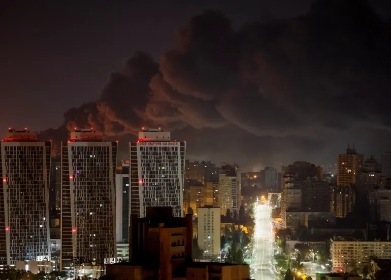 Il fumo si alza in città durante un attacco missilistico russo a Kiev, Ucraina, il 7 ottobre 2026