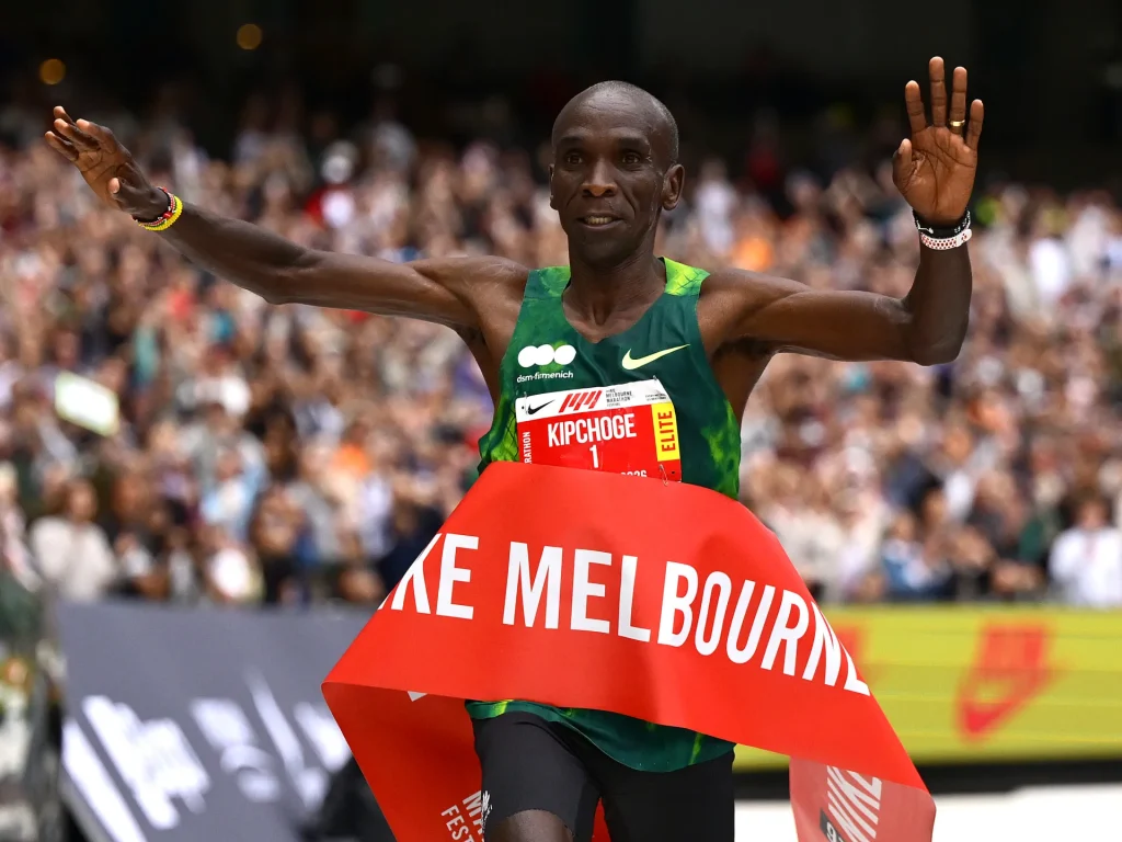 Il keniano Eliud Kipchoge vince la sua prima maratona in tre anni a Melbourne