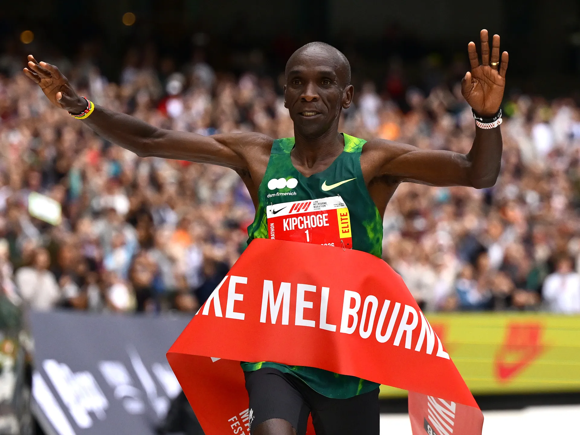 Il keniano Eliud Kipchoge vince la sua prima maratona in tre anni a Melbourne