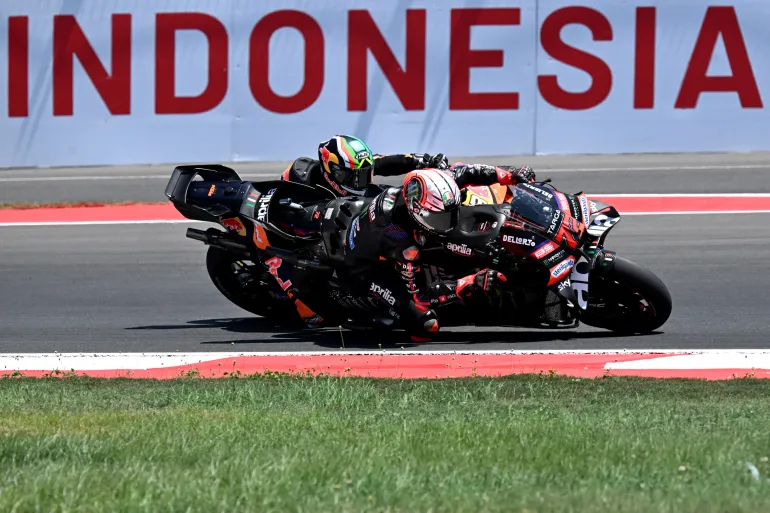 Il pilota italiano dell'Aprilia Racing Marco Bezzecchi (davanti) prende parte a una prova libera in vista del Gran Premio d'Indonesia della MotoGP sul circuito internazionale di Mandalika a Mandalika il 9 ottobre 2026. (Foto di SONNY TUMBELAKA / AFP)
