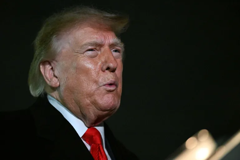 Il presidente degli Stati Uniti Donald Trump parla con i giornalisti al suo arrivo alla base congiunta Andrews, nel Maryland, il 10 ottobre 2026 [AFP]
