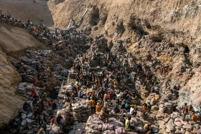 Veduta generale della miniera artigianale di cobalto e rame Shabara vicino a Kolwezi, Lualaba, Repubblica Democratica del Congo, 14 giugno 2023. (Foto di Arlette Bashizi/For The Washington Post tramite Getty Images)