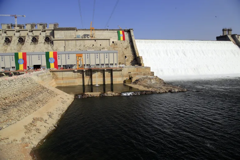 BENISHANGUL-GUMUZ, ETIOPIA - 19 FEBBRAIO: Una vista della Grande diga rinascimentale etiope, un'enorme centrale idroelettrica sul fiume Nilo che confina con il Sudan e l'Egitto, mentre la diga ha iniziato a produrre energia elettrica a Benishangul-Gumuz, Etiopia, il 19 febbraio 2022. L'Etiopia ha costruito la diga sul fiume Nilo a Guba, nella regione di Benishangul Gumuz. La costruzione della Grande Diga Rinascimentale Etiope ha causato una disputa tra Etiopia, Egitto e Sudan. (Foto di Minasse Wondimu Hailu/Anadolu Agency tramite Getty Images)