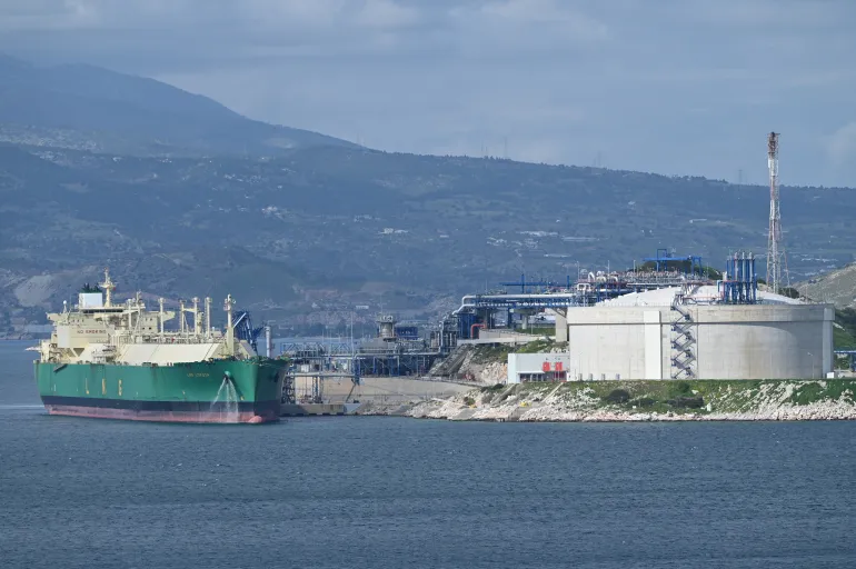 La nave cisterna LNG LOKOJA, che parte dal porto di Bonny, Nigeria, scarica GNL nigeriano al terminal Revithoussa, vicino ad Atene, in Grecia, il 22 febbraio 2026. I carichi provenienti dalla Nigeria contribuiscono alla diversificazione delle forniture di gas europee e rafforzano la sicurezza energetica nel mercato del gas post-russo. (Foto di Nicolas Koutsokostas/NurPhoto tramite Getty Images)