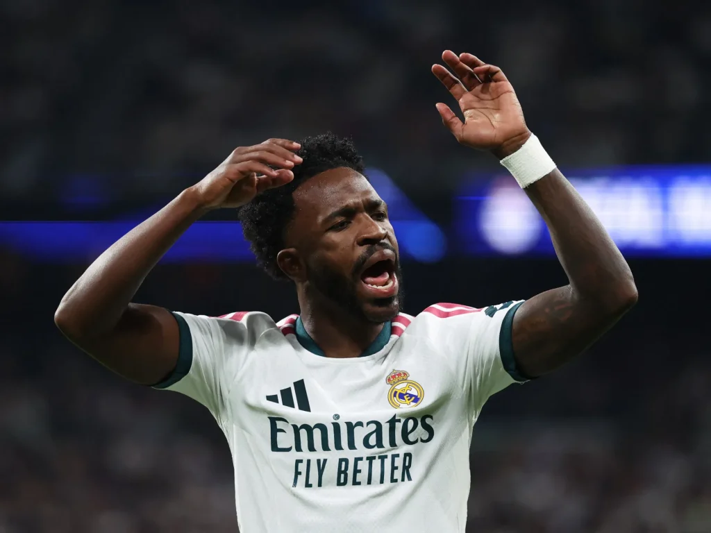 Vinicius si scusa per il cartellino rosso strappato ma potrebbe saltare El Clasico