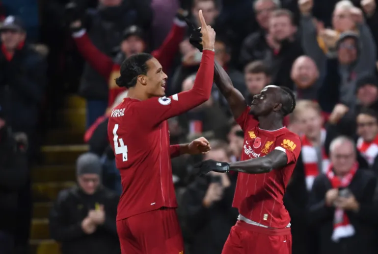 LIVERPOOL, INGHILTERRA - 10 NOVEMBRE: Sadio Mane del Liverpool festeggia dopo aver segnato il terzo gol della sua squadra con il compagno di squadra Virgil van Dijk durante la partita della Premier League tra Liverpool FC e Manchester City ad Anfield il 10 novembre 2019 a Liverpool, Regno Unito. (Foto di Laurence Griffiths/Getty Images)
